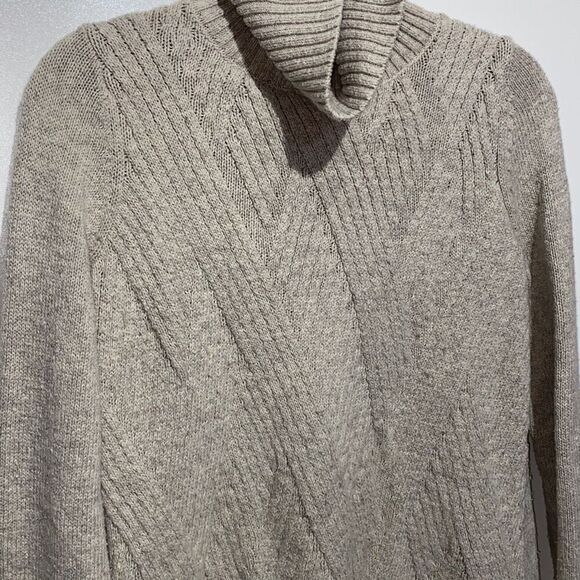 Banana Republic Women's Tan Slit Asymmetrical Hem Long Sleeve Sweater Size Small - Picture 2 of 10